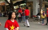 [ẢNH] Cuồng nhiệt cổ động viên Việt Nam trước giờ bóng lăn